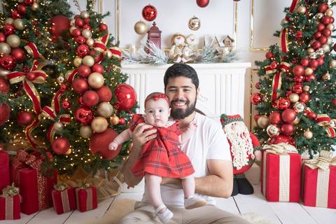 ensaio de natal bebê touca de papai noel brasilia df registrado pela fotógrafa letícia franco papai noel arvore guirlanda pijama carter's carters  trailer neve
'