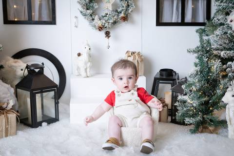 ensaio de natal bebê touca de papai noel brasilia df registrado pela fotógrafa letícia franco papai noel arvore guirlanda pijama carter's carters  trailer neve
'