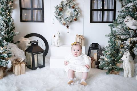 ensaio de natal bebê touca de papai noel brasilia df registrado pela fotógrafa letícia franco papai noel arvore guirlanda pijama carter's carters  trailer neve
'