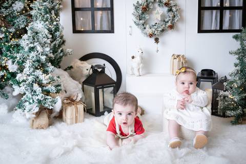 ensaio de natal bebê touca de papai noel brasilia df registrado pela fotógrafa letícia franco papai noel arvore guirlanda pijama carter's carters  trailer neve
'