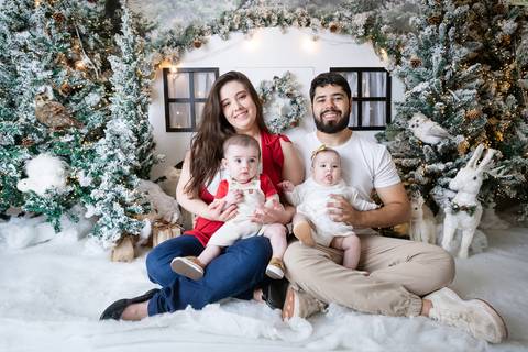 ensaio de natal bebê touca de papai noel brasilia df registrado pela fotógrafa letícia franco papai noel arvore guirlanda pijama carter's carters  trailer neve
'