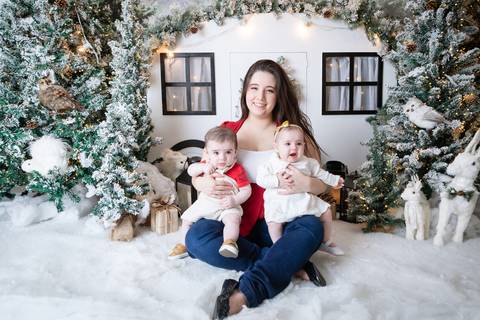 ensaio de natal bebê touca de papai noel brasilia df registrado pela fotógrafa letícia franco papai noel arvore guirlanda pijama carter's carters  trailer neve
'