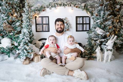 ensaio de natal bebê touca de papai noel brasilia df registrado pela fotógrafa letícia franco papai noel arvore guirlanda pijama carter's carters  trailer neve
'