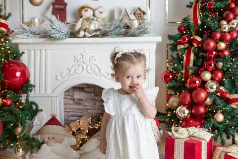 ensaio de natal bebê touca de papai noel brasilia df registrado pela fotógrafa letícia franco papai noel arvore guirlanda pijama carter's carters  trailer neve
'