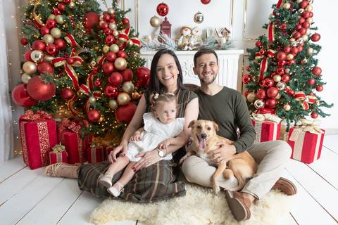 ensaio de natal bebê touca de papai noel brasilia df registrado pela fotógrafa letícia franco papai noel arvore guirlanda pijama carter's carters  trailer neve
'