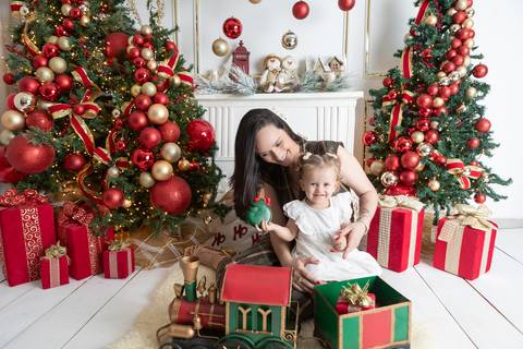 ensaio de natal bebê touca de papai noel brasilia df registrado pela fotógrafa letícia franco papai noel arvore guirlanda pijama carter's carters  trailer neve
'