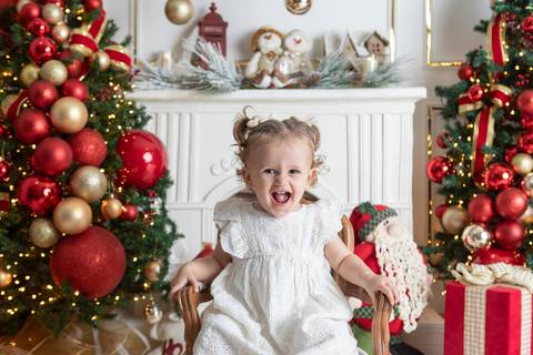 ensaio de natal bebê touca de papai noel brasilia df registrado pela fotógrafa letícia franco papai noel arvore guirlanda pijama carter's carters  trailer neve
'