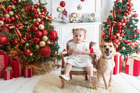 ensaio de natal bebê touca de papai noel brasilia df registrado pela fotógrafa letícia franco papai noel arvore guirlanda pijama carter's carters  trailer neve
'