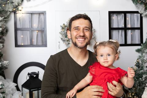 ensaio de natal bebê touca de papai noel brasilia df registrado pela fotógrafa letícia franco papai noel arvore guirlanda pijama carter's carters  trailer neve
'