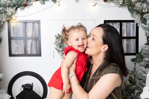 ensaio de natal bebê touca de papai noel brasilia df registrado pela fotógrafa letícia franco papai noel arvore guirlanda pijama carter's carters  trailer neve
'