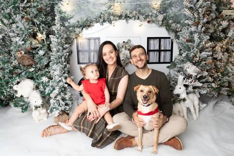 ensaio de natal bebê touca de papai noel brasilia df registrado pela fotógrafa letícia franco papai noel arvore guirlanda pijama carter's carters  trailer neve
'