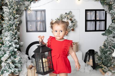 ensaio de natal bebê touca de papai noel brasilia df registrado pela fotógrafa letícia franco papai noel arvore guirlanda pijama carter's carters  trailer neve
'