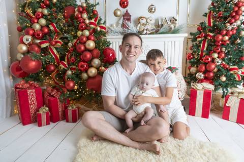 ensaio de natal bebê touca de papai noel brasilia df registrado pela fotógrafa letícia franco papai noel arvore guirlanda pijama carter's carters  trailer neve
'