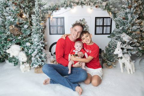 ensaio de natal bebê touca de papai noel brasilia df registrado pela fotógrafa letícia franco papai noel arvore guirlanda pijama carter's carters  trailer neve
'