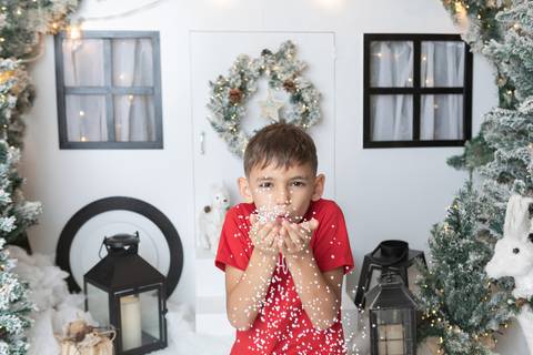 ensaio de natal bebê touca de papai noel brasilia df registrado pela fotógrafa letícia franco papai noel arvore guirlanda pijama carter's carters  trailer neve
'