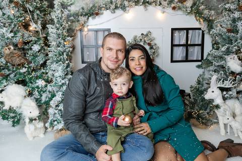 ensaio de natal bebê touca de papai noel brasilia df registrado pela fotógrafa letícia franco papai noel arvore guirlanda pijama carter's carters  trailer neve
'