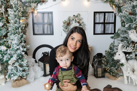 ensaio de natal bebê touca de papai noel brasilia df registrado pela fotógrafa letícia franco papai noel arvore guirlanda pijama carter's carters  trailer neve
'