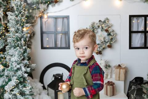 ensaio de natal bebê touca de papai noel brasilia df registrado pela fotógrafa letícia franco papai noel arvore guirlanda pijama carter's carters  trailer neve
'