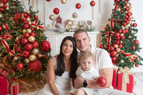 ensaio de natal bebê touca de papai noel brasilia df registrado pela fotógrafa letícia franco papai noel arvore guirlanda pijama carter's carters  trailer neve
'