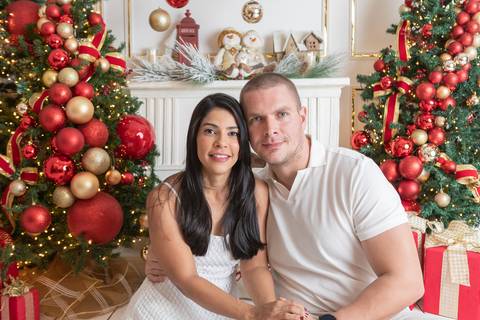 ensaio de natal bebê touca de papai noel brasilia df registrado pela fotógrafa letícia franco papai noel arvore guirlanda pijama carter's carters  trailer neve
'