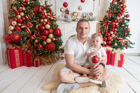 ensaio de natal bebê touca de papai noel brasilia df registrado pela fotógrafa letícia franco papai noel arvore guirlanda pijama carter's carters  trailer neve
'