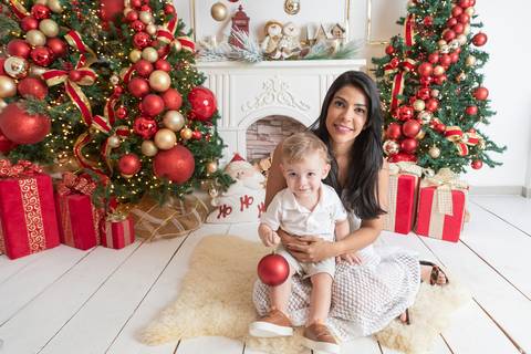 ensaio de natal bebê touca de papai noel brasilia df registrado pela fotógrafa letícia franco papai noel arvore guirlanda pijama carter's carters  trailer neve
'