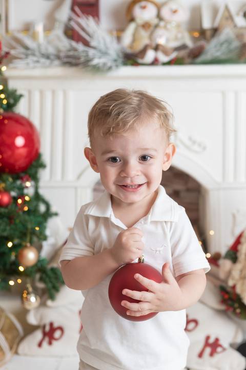 ensaio de natal bebê touca de papai noel brasilia df registrado pela fotógrafa letícia franco papai noel arvore guirlanda pijama carter's carters  trailer neve
'