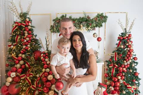 ensaio de natal bebê touca de papai noel brasilia df registrado pela fotógrafa letícia franco papai noel arvore guirlanda pijama carter's carters  trailer neve
'