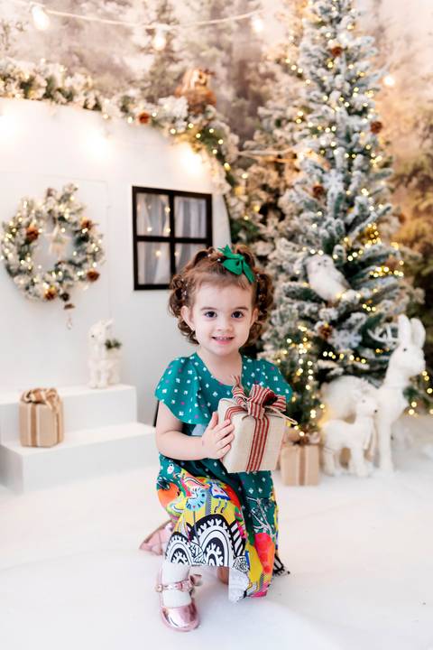 ensaio de natal bebê touca de papai noel brasilia df registrado pela fotógrafa letícia franco papai noel arvore guirlanda pijama carter's carters  trailer neve
'