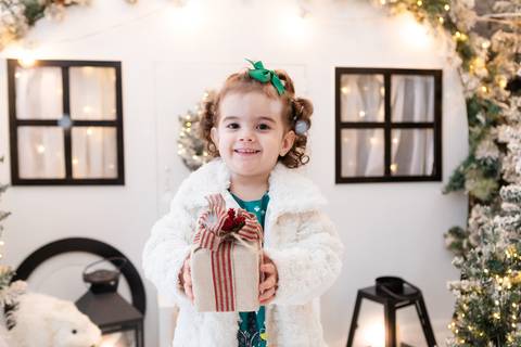 ensaio de natal bebê touca de papai noel brasilia df registrado pela fotógrafa letícia franco papai noel arvore guirlanda pijama carter's carters  trailer neve
'