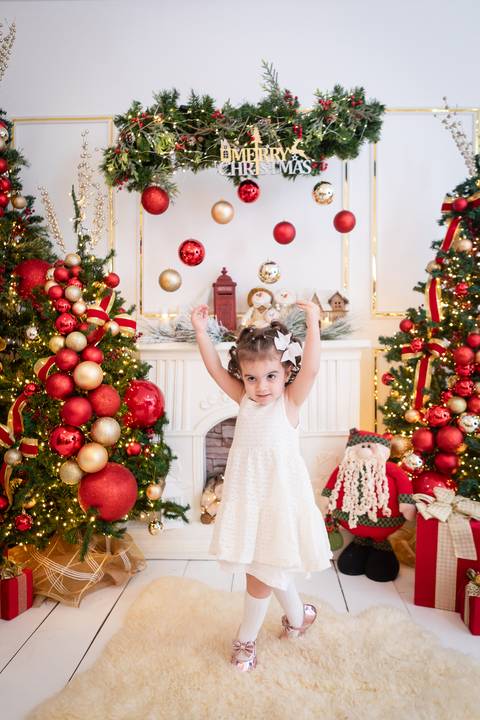 ensaio de natal bebê touca de papai noel brasilia df registrado pela fotógrafa letícia franco papai noel arvore guirlanda pijama carter's carters  trailer neve
'