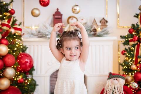 ensaio de natal bebê touca de papai noel brasilia df registrado pela fotógrafa letícia franco papai noel arvore guirlanda pijama carter's carters  trailer neve
'