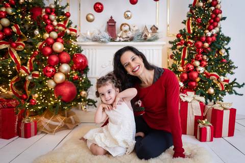 ensaio de natal bebê touca de papai noel brasilia df registrado pela fotógrafa letícia franco papai noel arvore guirlanda pijama carter's carters  trailer neve
'