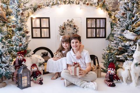 ensaio de natal bebê touca de papai noel brasilia df registrado pela fotógrafa letícia franco papai noel arvore guirlanda pijama carter's carters  trailer neve
'