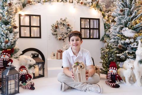 ensaio de natal bebê touca de papai noel brasilia df registrado pela fotógrafa letícia franco papai noel arvore guirlanda pijama carter's carters  trailer neve
'