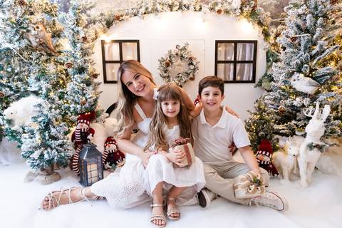 ensaio de natal bebê touca de papai noel brasilia df registrado pela fotógrafa letícia franco papai noel arvore guirlanda pijama carter's carters  trailer neve
'