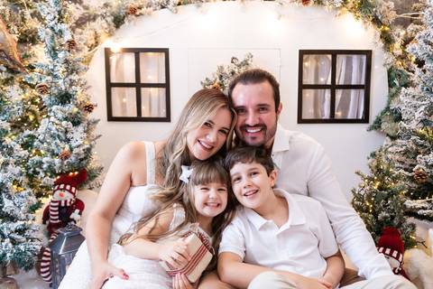 ensaio de natal bebê touca de papai noel brasilia df registrado pela fotógrafa letícia franco papai noel arvore guirlanda pijama carter's carters  trailer neve
'