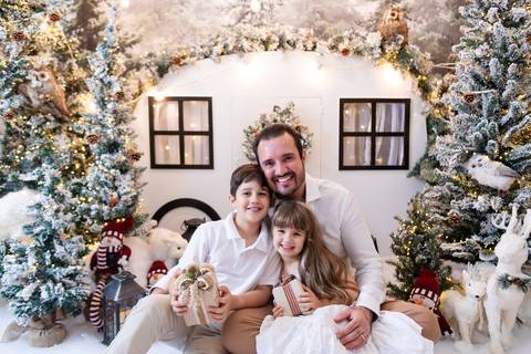 ensaio de natal bebê touca de papai noel brasilia df registrado pela fotógrafa letícia franco papai noel arvore guirlanda pijama carter's carters  trailer neve
'