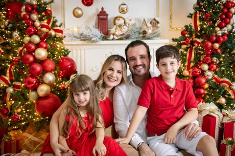 ensaio de natal bebê touca de papai noel brasilia df registrado pela fotógrafa letícia franco papai noel arvore guirlanda pijama carter's carters  trailer neve
'