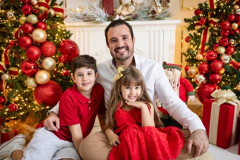 ensaio de natal bebê touca de papai noel brasilia df registrado pela fotógrafa letícia franco papai noel arvore guirlanda pijama carter's carters  trailer neve
'