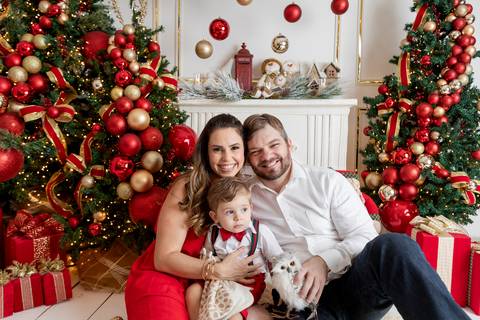 ensaio de natal bebê touca de papai noel brasilia df registrado pela fotógrafa letícia franco papai noel arvore guirlanda pijama carter's carters  trailer neve
'