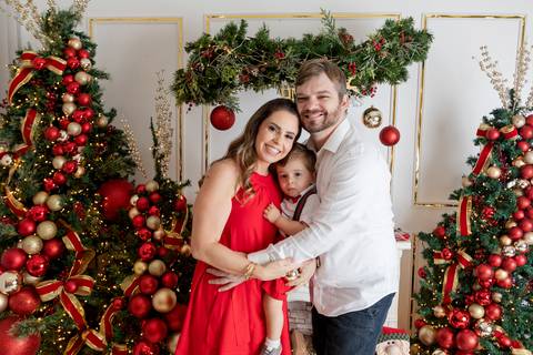 ensaio de natal bebê touca de papai noel brasilia df registrado pela fotógrafa letícia franco papai noel arvore guirlanda pijama carter's carters  trailer neve
'