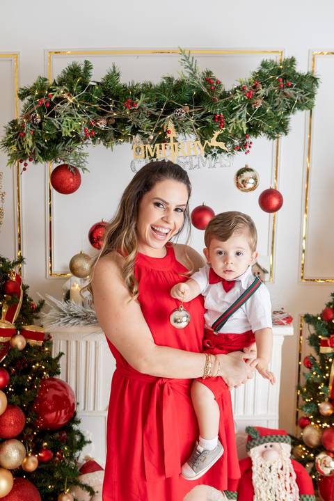 ensaio de natal bebê touca de papai noel brasilia df registrado pela fotógrafa letícia franco papai noel arvore guirlanda pijama carter's carters  trailer neve
'