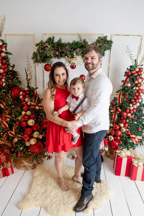 ensaio de natal bebê touca de papai noel brasilia df registrado pela fotógrafa letícia franco papai noel arvore guirlanda pijama carter's carters  trailer neve
'