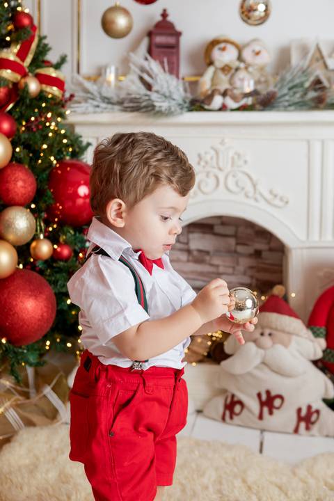 ensaio de natal bebê touca de papai noel brasilia df registrado pela fotógrafa letícia franco papai noel arvore guirlanda pijama carter's carters  trailer neve
'