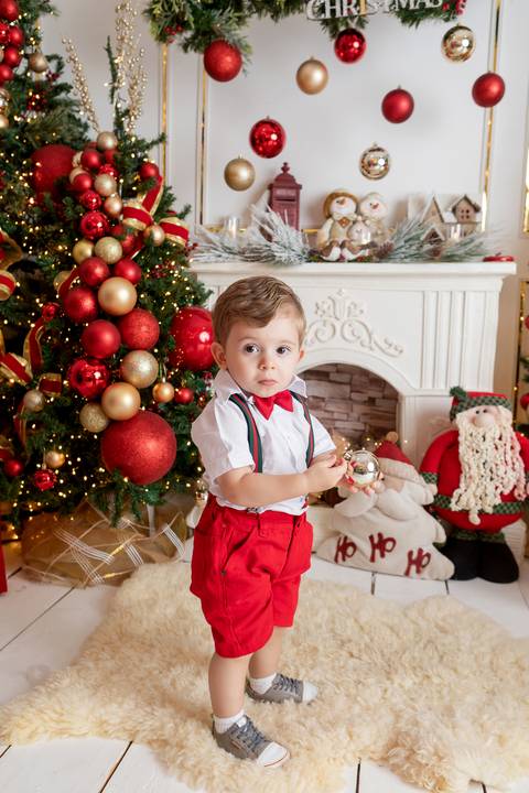 ensaio de natal bebê touca de papai noel brasilia df registrado pela fotógrafa letícia franco papai noel arvore guirlanda pijama carter's carters  trailer neve
'