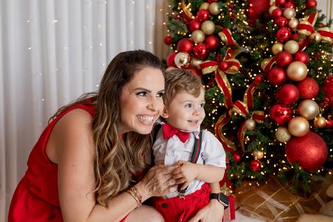 ensaio de natal bebê touca de papai noel brasilia df registrado pela fotógrafa letícia franco papai noel arvore guirlanda pijama carter's carters  trailer neve
'