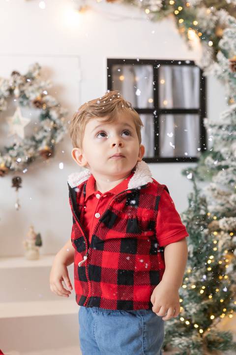 ensaio de natal bebê touca de papai noel brasilia df registrado pela fotógrafa letícia franco papai noel arvore guirlanda pijama carter's carters  trailer neve
'