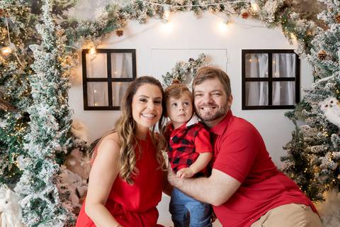 ensaio de natal bebê touca de papai noel brasilia df registrado pela fotógrafa letícia franco papai noel arvore guirlanda pijama carter's carters  trailer neve
'