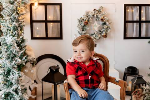 ensaio de natal bebê touca de papai noel brasilia df registrado pela fotógrafa letícia franco papai noel arvore guirlanda pijama carter's carters  trailer neve
'